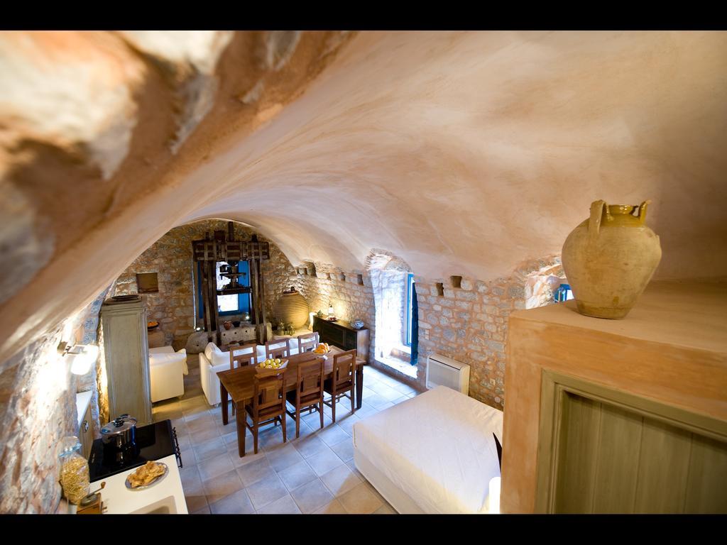 Arapakis Historic Castle Lejlighedshotel Pírgos Dhiroú Værelse billede