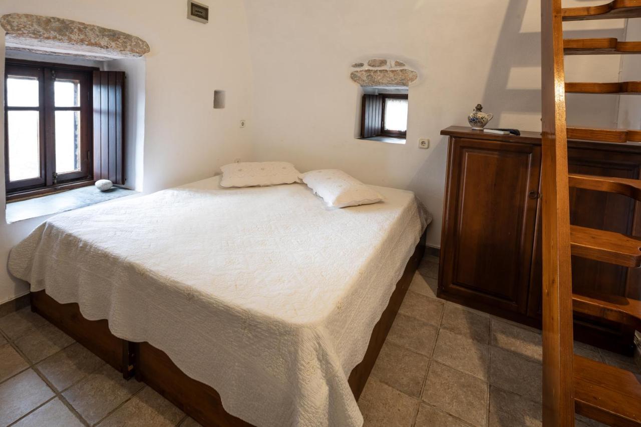 Arapakis Historic Castle Lejlighedshotel Pírgos Dhiroú Eksteriør billede