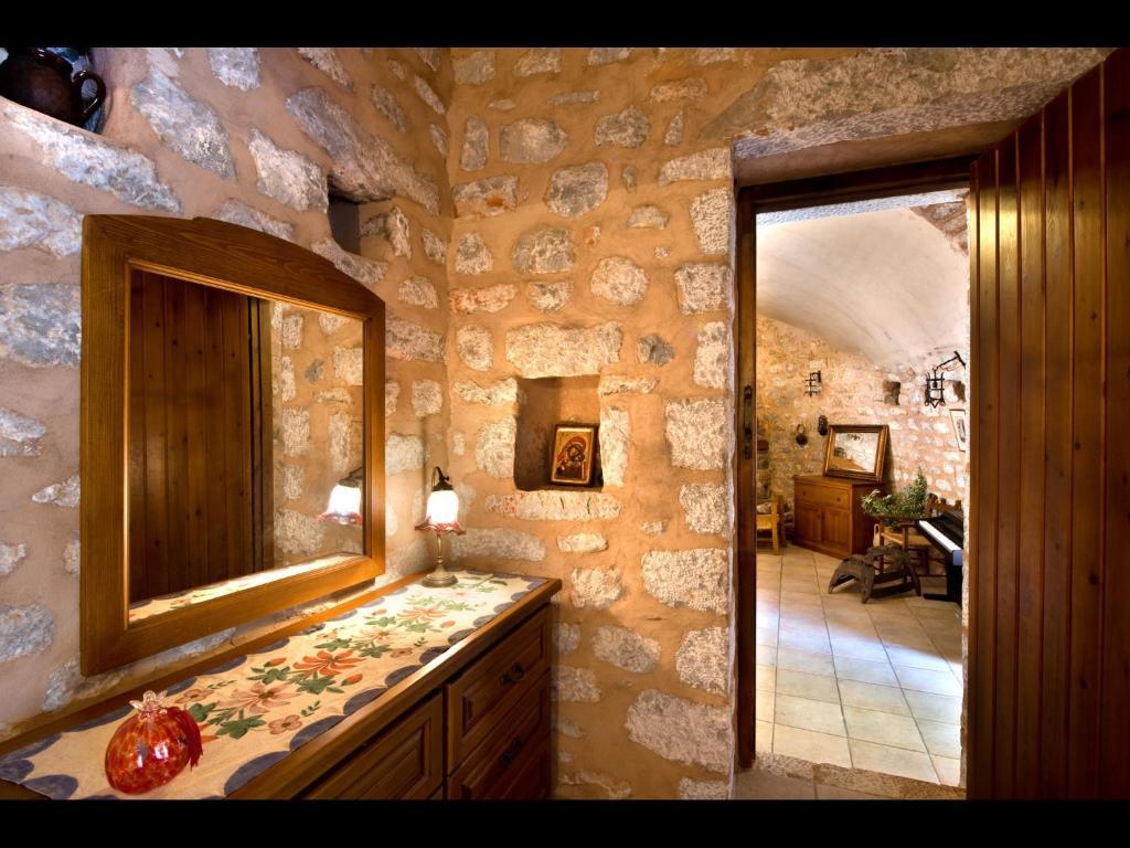Arapakis Historic Castle Lejlighedshotel Pírgos Dhiroú Værelse billede