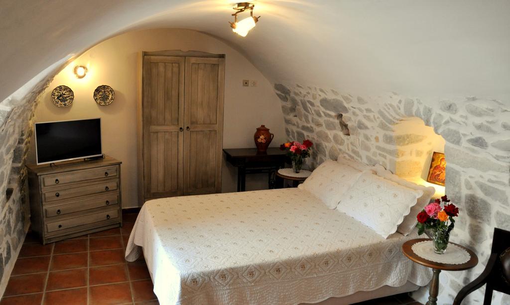 Arapakis Historic Castle Lejlighedshotel Pírgos Dhiroú Eksteriør billede