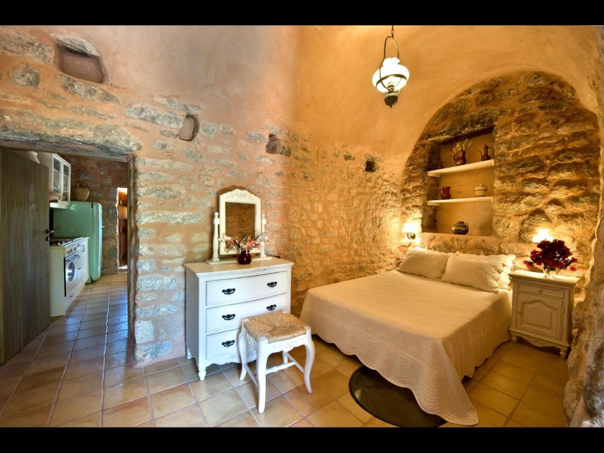 Arapakis Historic Castle Lejlighedshotel Pírgos Dhiroú Værelse billede