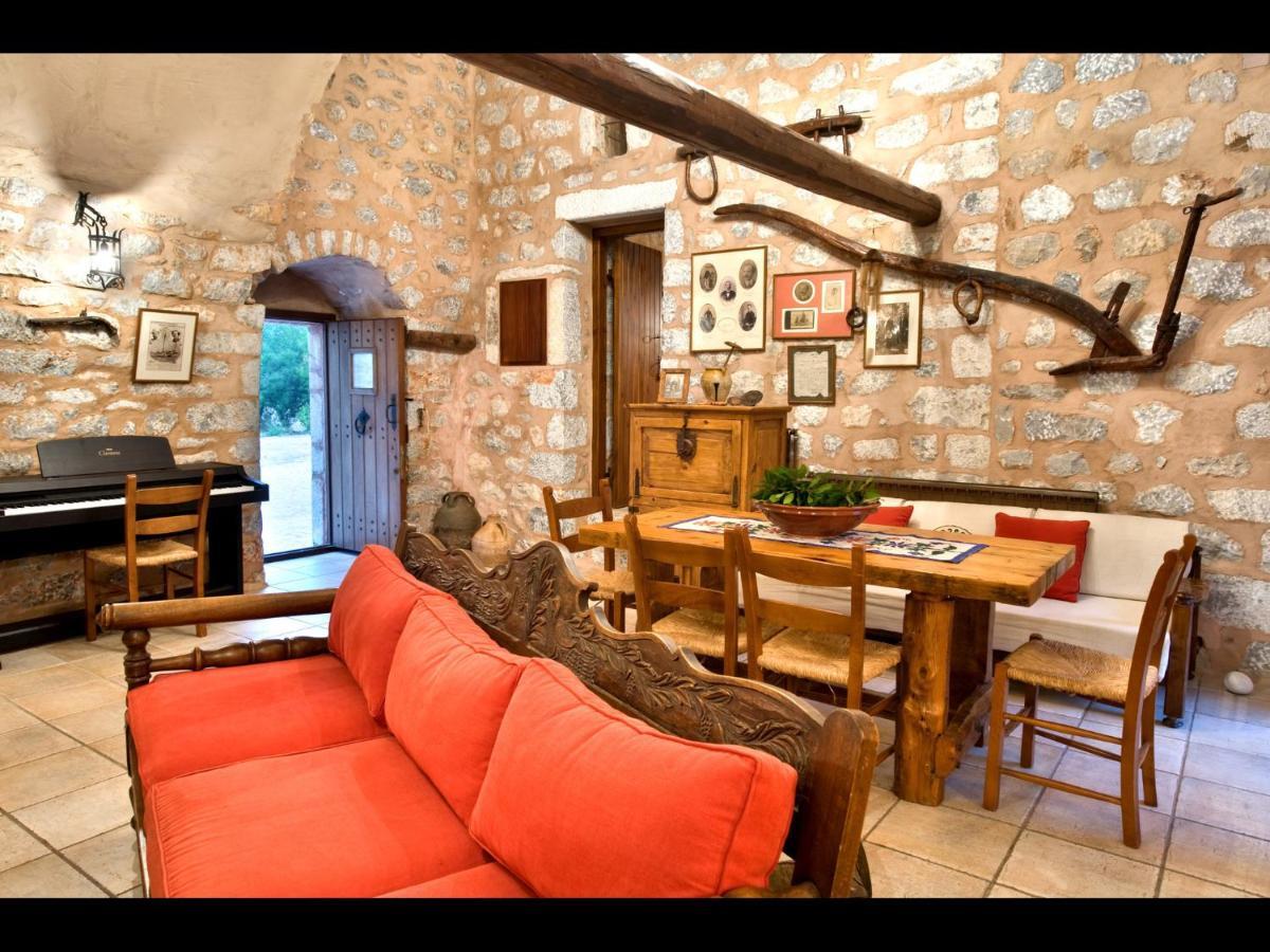 Arapakis Historic Castle Lejlighedshotel Pírgos Dhiroú Værelse billede