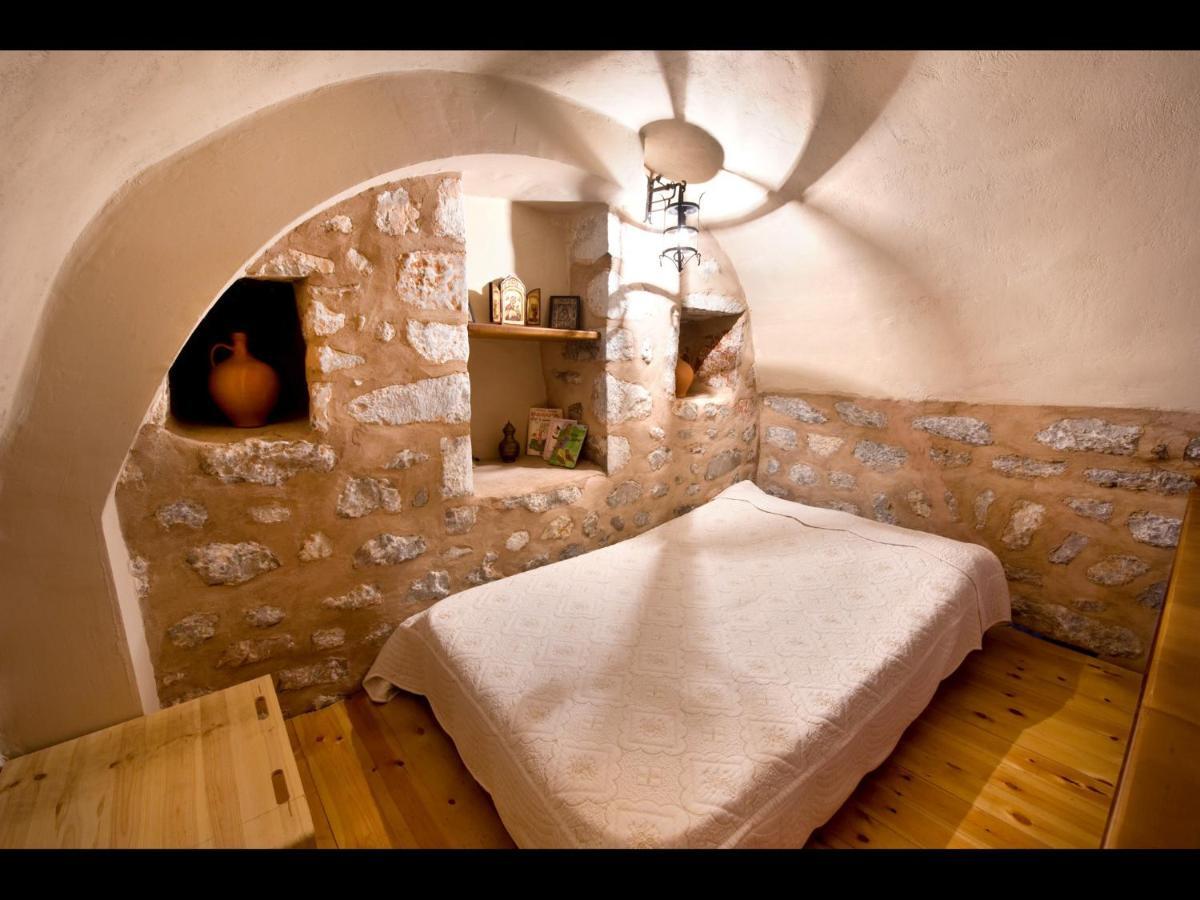 Arapakis Historic Castle Lejlighedshotel Pírgos Dhiroú Eksteriør billede
